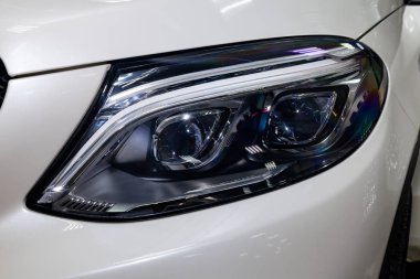 Ön led Far görünümü çok pahalı lüks yeni beyaz Mercedes