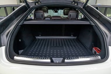 Beyaz bagaj alanı açık r ile Suv hatchback gövdesinde