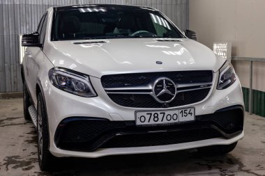 Ön görünüm çok pahalı lüks yeni Mercedes-Benz oklu beyaz 