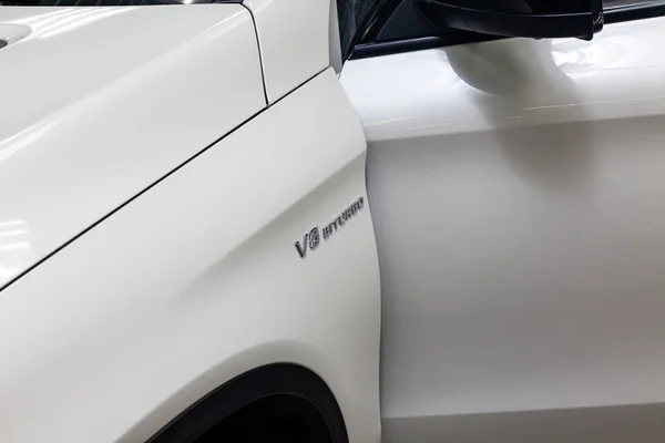 A frente do pára-lamas de um carro branco de um busin representativo — Fotografia de Stock