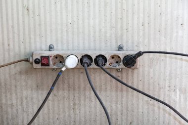 Yuva ile eski bir elektrik splitter ve teller ile attac takılan