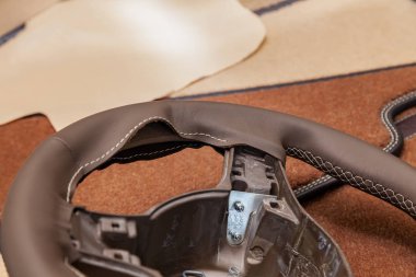 W dikiş sürecinde deri direksiyon simidi kahverengi renk