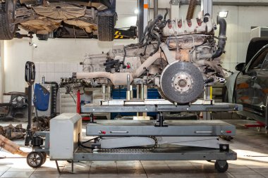 Bir tabloda kullanılan yedek motoru monte edilmiş yükleme için bir