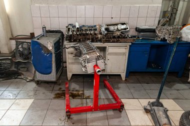 Bir vinç kullanılan yedek motoru monte edilmiş yükleme için bir