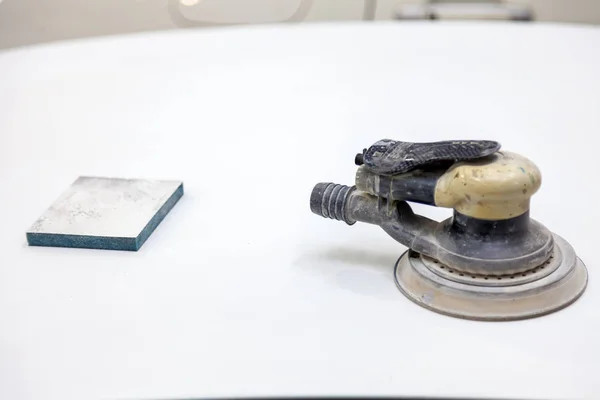 Brusný stroj a emery houba při práci na — Stock fotografie