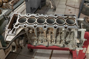 Üzerinde kırmızı bir vinç kullanılan yedek altı cilinder motoru için monte edilmiş 