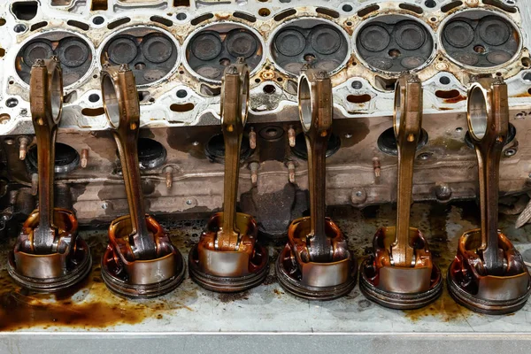 Parte del motore rimosso da un'auto usata per la riparazione d'argento — Foto Stock