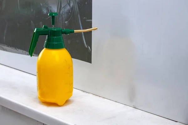 Κίτρινο βιομηχανική ψεκαστήρα με πράσινο καπάκι για ψεκασμό νερού σε — Φωτογραφία Αρχείου
