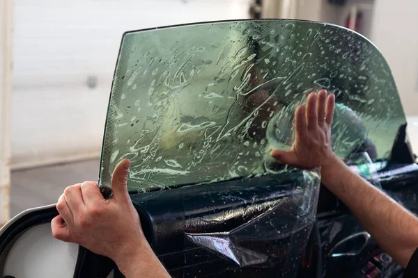 The wizard for installing additional equipment sticks a tint fil — Stock Photo, Image