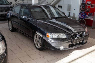 Siyah Volvo S60 2008 sürüm 2.5 litre açık bir motor ile 