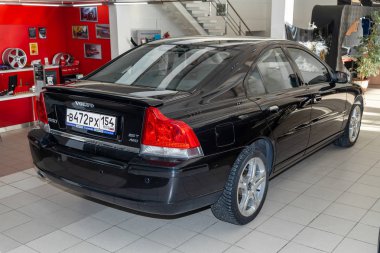 Novosibirsk, Rusya - 08.01.2018: Siyah Volvo S60 2008 yayın w