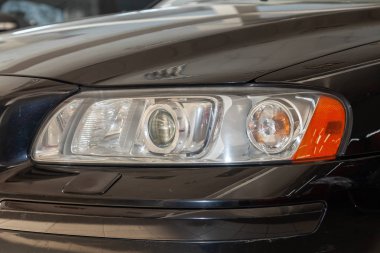 Siyah el Volvo S60 araç ön far görünümü içinde au standları