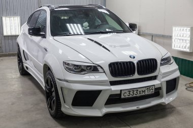 Ön görünüm çok pahalı lüks yeni Bmw X6 M Lumma Clr beyaz