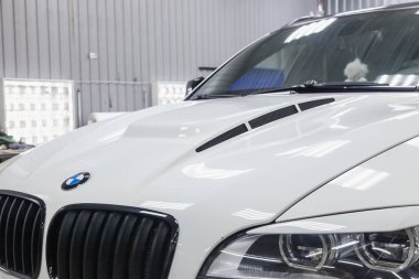 Hood ve lüks ızgara görünümünü çok pahalı yeni beyaz B