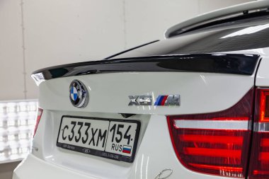 Tailliamp ve spoiler arka manzaralı lüks çok exp gövde üzerinde