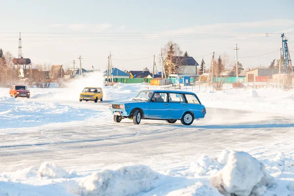 Vecchie auto russe Lada preparato per la guida sul ghiaccio su un — Foto Stock