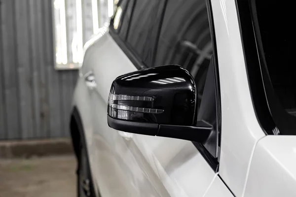 Крупный план черного бокового зеркала кузова автомобиля в дизайне — стоковое фото
