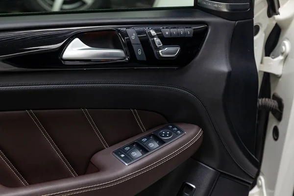 Wnętrza samochodu firmy luxury z widokiem na dysku — Zdjęcie stockowe