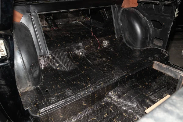 Тюнинг автомобиля в кузове седана с тремя слоями шума острова — стоковое фото