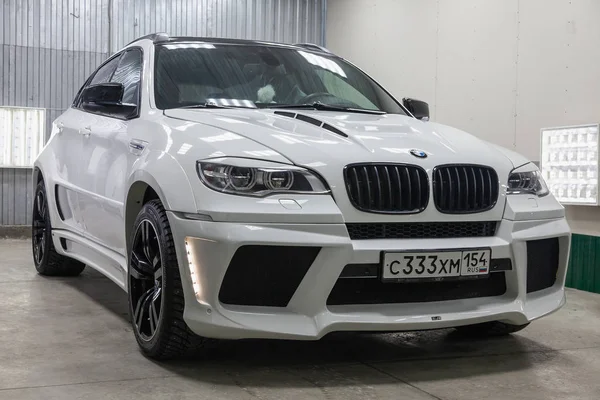 Vista frontal de lujo muy caro nuevo blanco BMW X6 M Lumma CLR —  Fotos de Stock