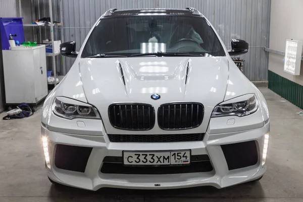 Вид на роскошный новый белый BMW X6 M Lumma CLR — стоковое фото