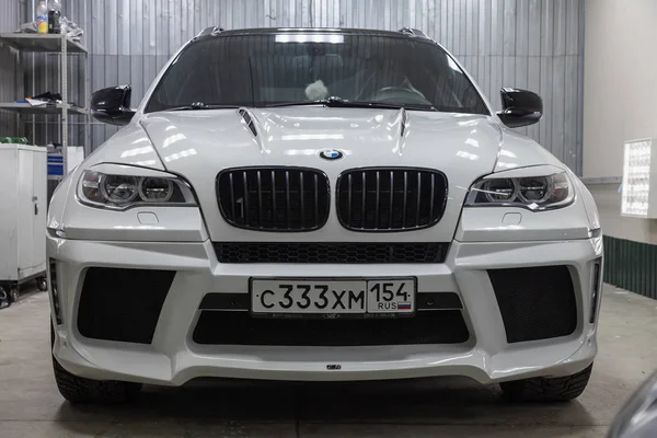 Vista frontal de lujo muy caro nuevo blanco BMW X6 M Lumma CLR — Foto de Stock