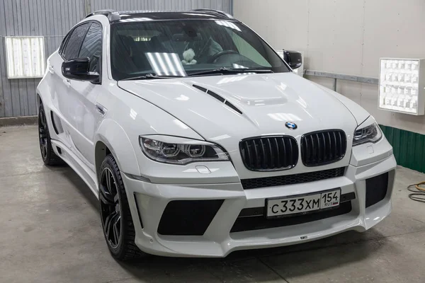 Vista frontal de lujo muy caro nuevo blanco BMW X6 M Lumma CLR —  Fotos de Stock