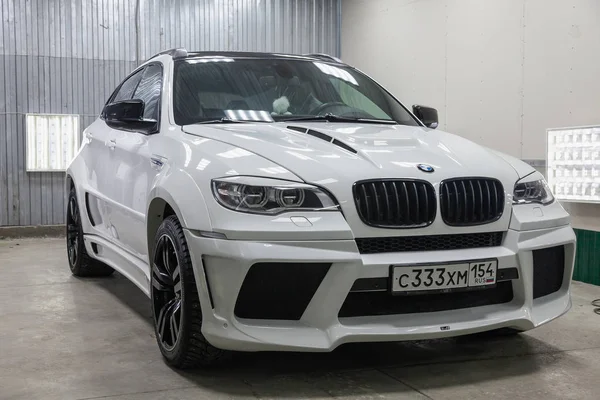 Vista frontal de lujo muy caro nuevo blanco BMW X6 M Lumma CLR — Foto de Stock