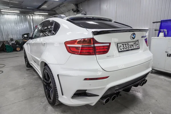 Vista trasera de lujo muy caro nuevo blanco BMW X6 M Lumma CLR — Foto de Stock