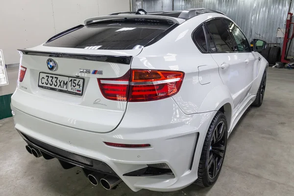 Vista trasera de lujo muy caro nuevo blanco BMW X6 M Lumma CLR — Foto de Stock