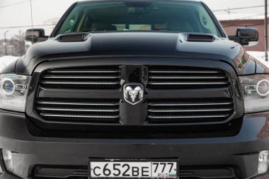 Siyah Dodge Ram 5.7 litre ön radyatör ızgara bir motor ile