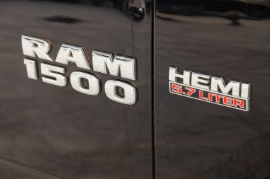 Siyah Dodge Ram 5.7 litre ön çamurluk görünümü w motor