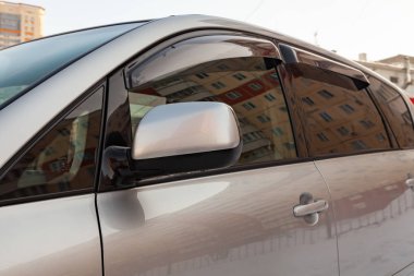 Yan dikiz aynası ve kapılar yansıtıcılar Toyota Ipsum görünümü 