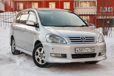 Gümüş renkli sonra son nesil Toyota Ipsum önden görünümü