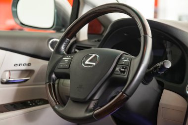  Ahşap ve krom kaplama ayrıntılarda parçaları ile direksiyon simidi 