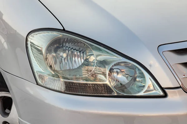 Front headlight view of Toyota Ipsum last generation in silver c — Stock Photo, Image