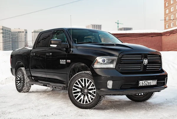Black Dodge Ram with an engine of 5.7 liters front view on the c — Stock Photo, Image