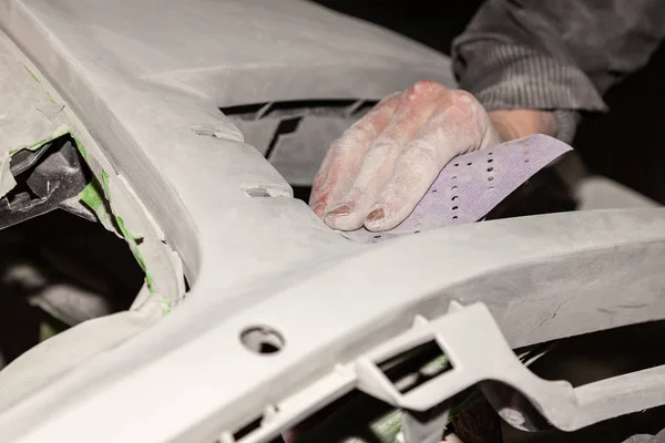 Egy ember készül egy autó body elem festés után baleset — Stock Fotó