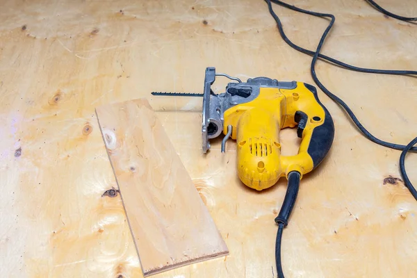 Flatlay de um quebra-cabeça elétrico amarelo pronto para uso no trabalho no wo — Fotografia de Stock