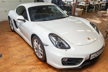 Lüks çok pahalı yeni beyaz Porsche Cayman cou önden görünümü