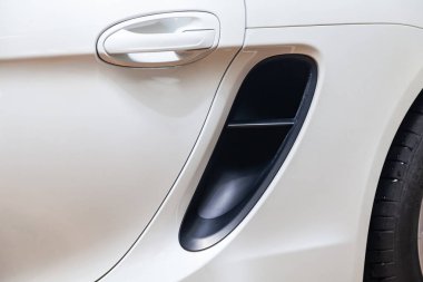 Yan hava kanalı, lüks çok pahalı yeni beyaz coupe sportcar 