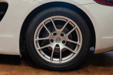Arka tekerlekteki görünümü çok pahalı lüks yeni Porsche Cayma beyaz
