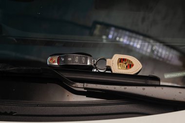 Araba anahtar uzak kapı açacağı ile gelen bir Porsch Deri anahtarlık