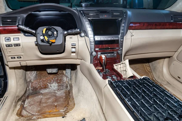 El interior del coche en el interior está parcialmente desmontado, el buey —  Fotos de Stock