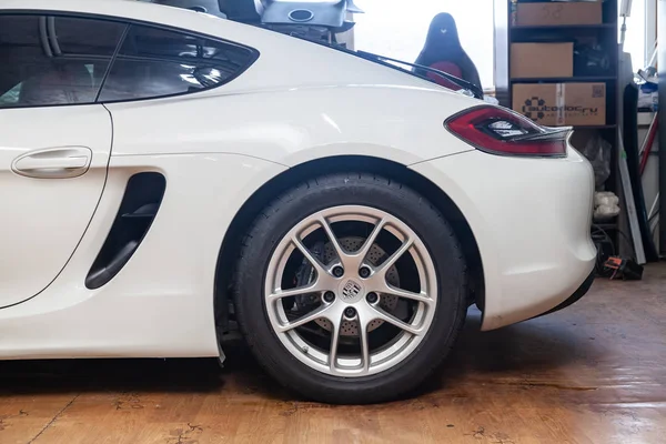 Вид боковых задних колес роскошного нового белого Porsche — стоковое фото