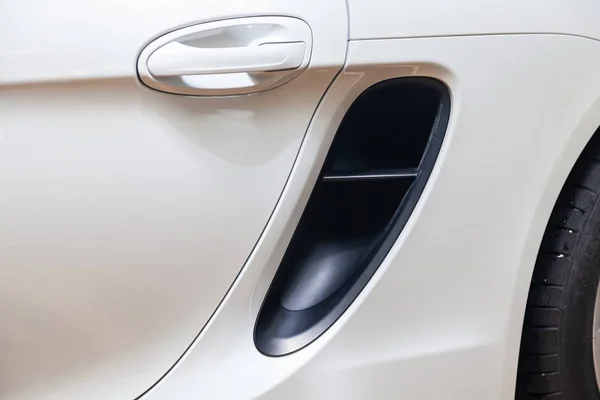 럭셔리 매우 비싼 새로운 흰색 쿠 페 sportcar의 측면 공기 덕트 — 스톡 사진