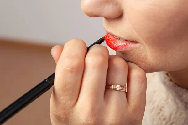 El maquillador en el estudio impone una lujosa ma oriental — Foto de Stock