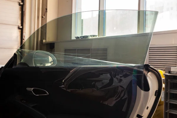 The process of tinting the glass of the car in the workshop for — Stock Photo, Image