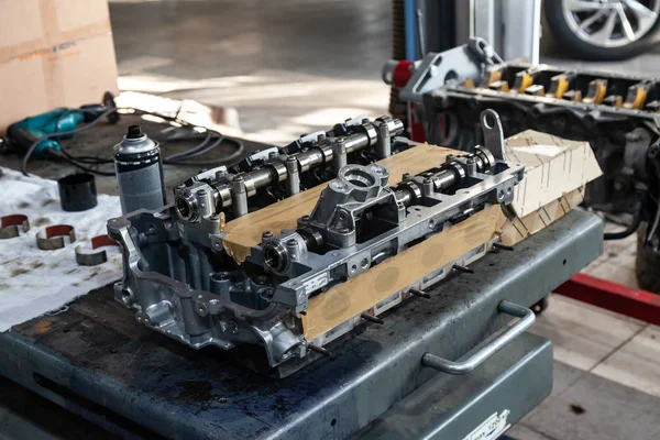 A four-cylinder engine with new camshaft dissembled and removed — Stock Photo, Image