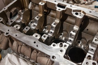 Dört silindirli motoru ikiyüzlülük ve çalışmak bir araba kaldırıldı